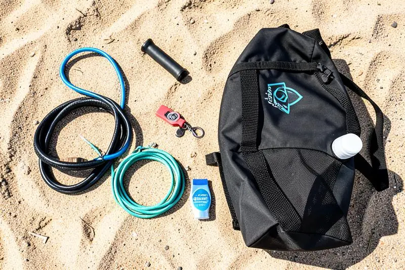 Leash, barras de parafina e deck traseiro sobre uma prancha de surf