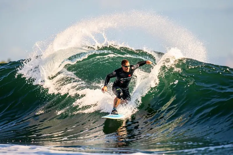 Surfista executando um cutback com spray saindo da rabeta