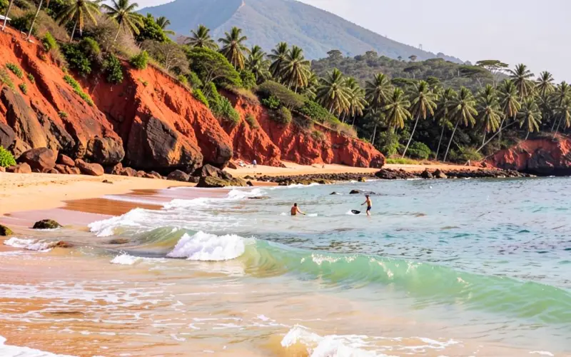 Praia potiguar com falésias avermelhadas, coqueiros e ondas pequenas com surfistas