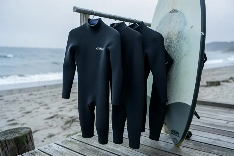 Roupa de borracha de surf pendurada para secar à sombra